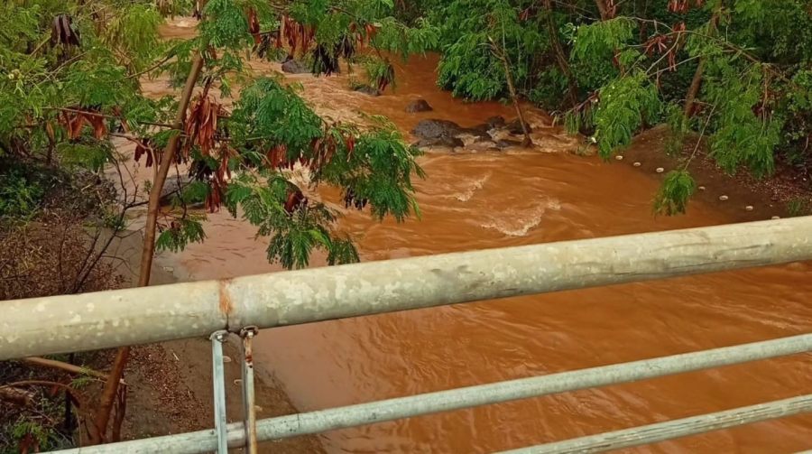 Posadas: Pusieron a resguardo a una menor de 13 años y un adolescente de 16 años que habían sido arrastrados por un arroyo en el Barrio de Itaembé Guazú