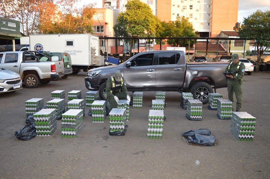 Incautación de cigarrillos de origen extranjero y una camioneta con pedido de secuestro por robo