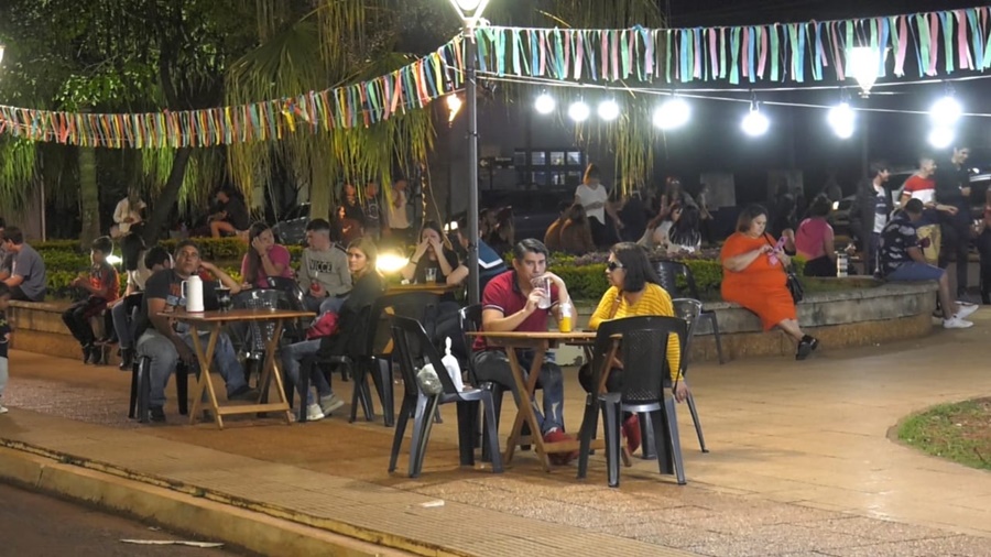 Apóstoles: Con más de 40 expositores entre; artesanos, feriantes y emprendimientos gastronómicos se realizó una nueva edición de la “Noche Agri-Cultura” en el marco del cierre del Black Friday