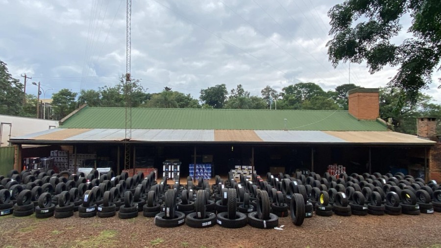Gendarmería Nacional secuestró 988 neumáticos de origen extranjero, se procedió de la misma manera con mercadería de tienda, bazar y electrónica que eran transportados a bordo de un camión sobre la Ruta Nacional Nº 14