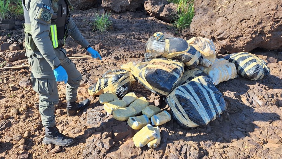 Gendarmería Nacional secuestró 322 kilos de marihuana, el estupefaciente se encontraba acopiado en la ribera del Río Paraná