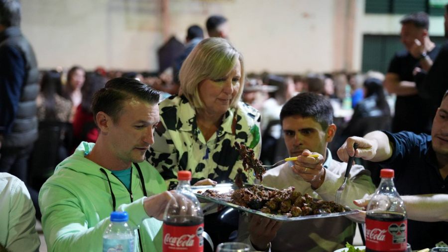 Docentes de Apóstoles celebraron su día con cena show y agasajo: La noche estuvo llena de actividades, incluyendo concursos de baile y sorteos de premios donados por comercios locales