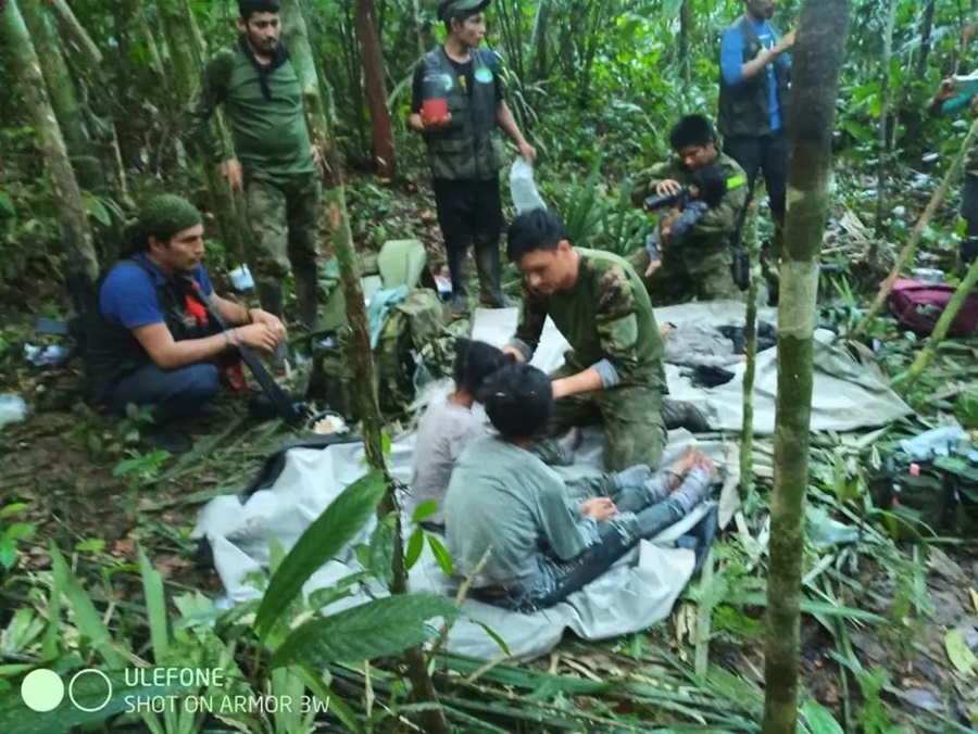 Encuentran con vida a los cuatro niños desaparecidos tras accidente de avioneta en la selva de Colombia