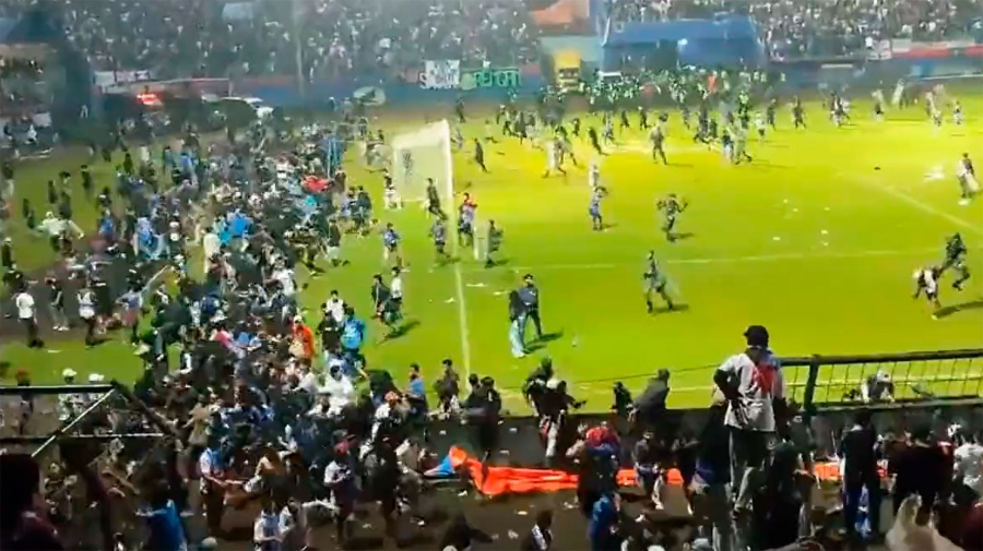 Tragedia en el fútbol de Indonesia: Más de cien muertos en enfrentamientos