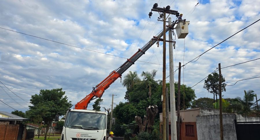 Posadas: Energía de Misiones reemplaza postes de madera por columnas de hormigón en el marco del Programa Sustituir