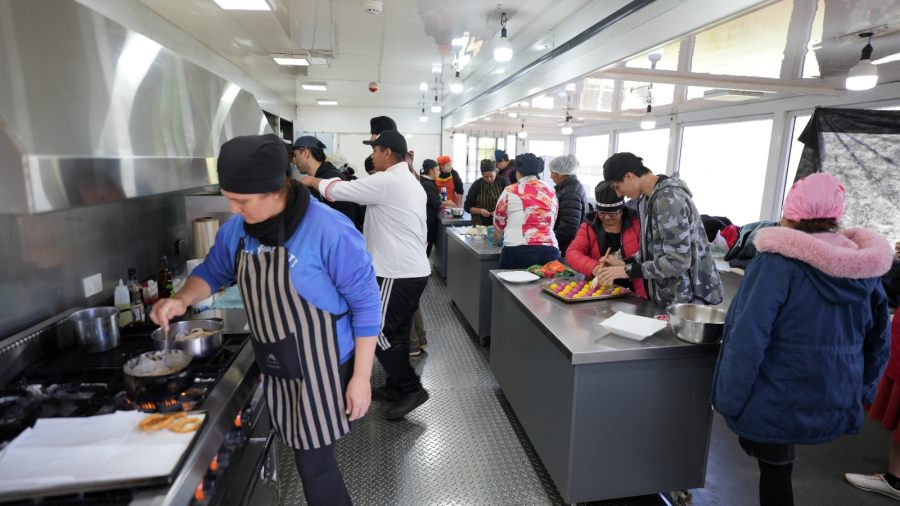 Apóstoles: Cerca de cincuenta personas participan en el aula taller de gastronomía en la Expo Yerba, donde aprenden nuevas habilidades y técnicas culinarias de manera gratuita