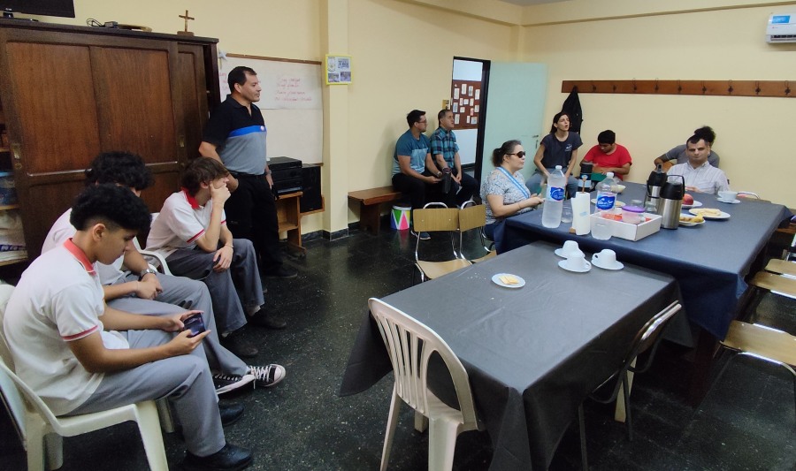 Posadas: Estudiantes de cuatro año del Instituto Superior Espíritu Santo diseñan prototipo de pechera inteligente para personas con discapacidad visual y lo prueban en el Centro de rehabilitación del Ciego