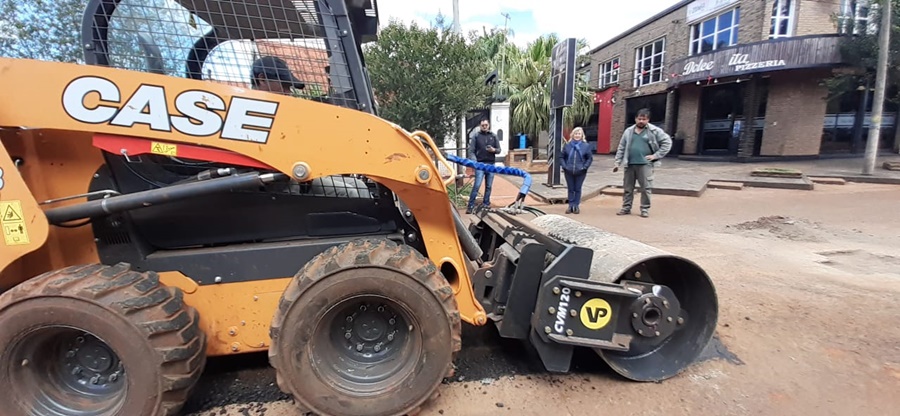 Continúan los trabajos de bacheos con asfalto en frío en Apóstoles, con personal y maquinaria del Municipio