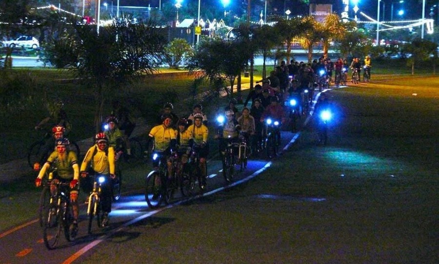 Viernes de cicloturismo nocturno en Posadas