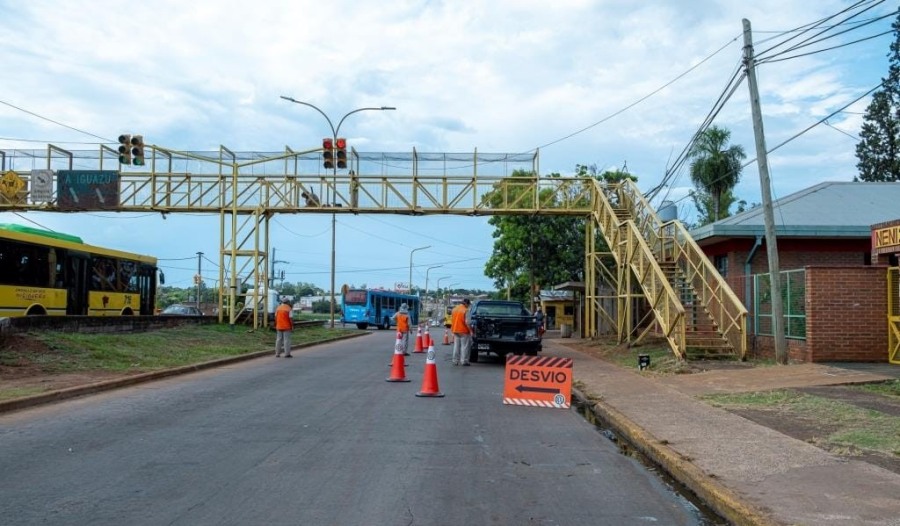 Posadas: Optimizan el puente peatonal de Travesía Urbana en la zona del Arroyo El Zaimán