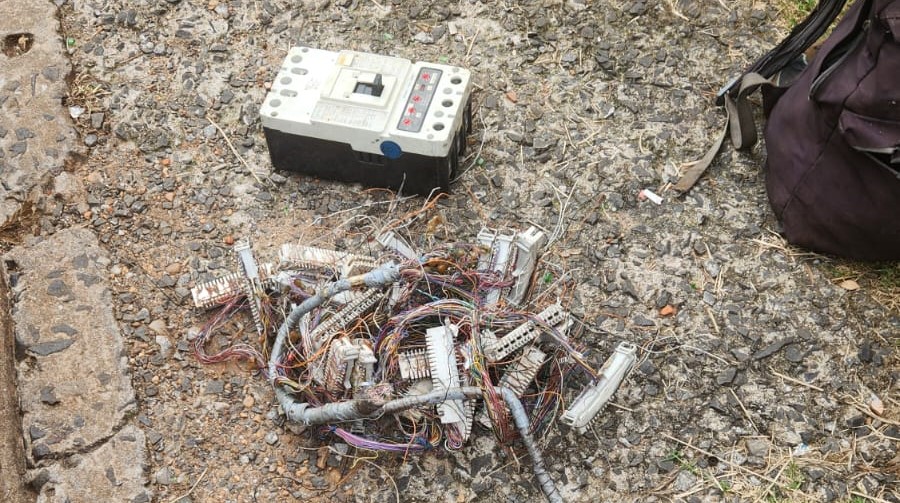 ”Robacables” en la ciudad de Posadas: Fueron detenidos dos individuos, quienes tenían en su poder una llave térmica con terminales de cobre y varios cables