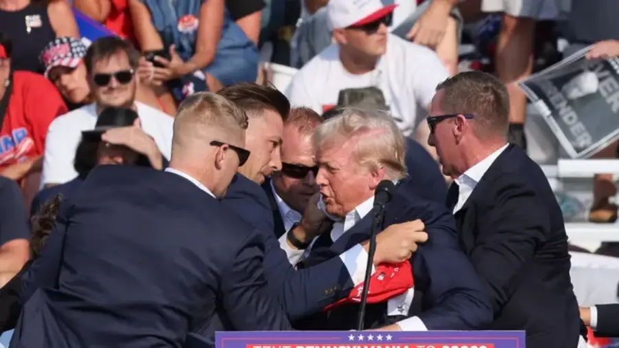 Pánico en un acto de Donald Trump: Se oyeron disparos mientras daba su discurso, su seguridad lo resguardó al instante