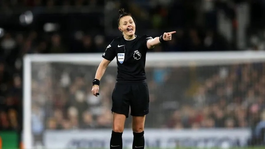Rebecca Welch se convierte en la primera mujer en ser árbitra de un partido de Premier League