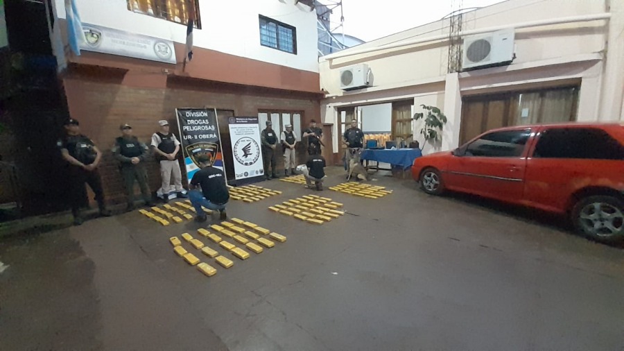 Misiones: Operativo cerrojo, persecución de un vehículo y secuestro de 142 ladrillos de marihuana