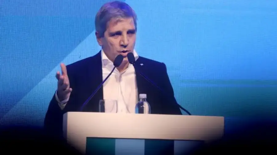 En el marco de la emisión cero: Caputo aseguró que "la brecha va a colapsar" y dijo que "desde el lunes no se van a imprimir más pesos"