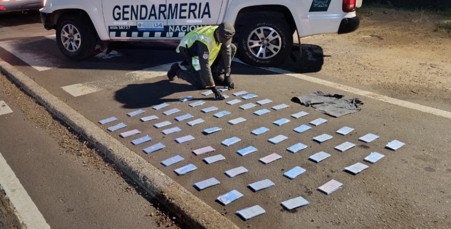 Pasajero llevaba adosados al cuerpo 60 teléfonos celulares