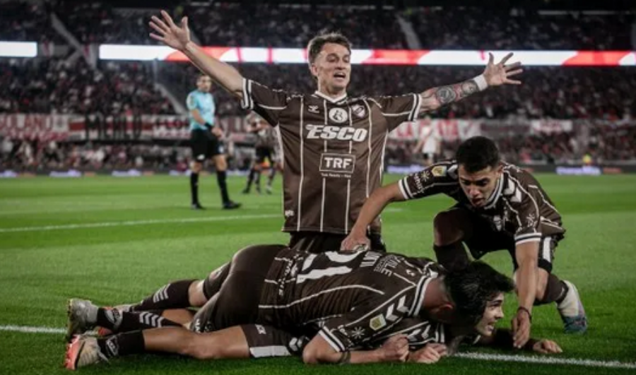 Tras el escandaloso final, Platense eliminó por penales a River Plate en el Monumental y es semifinalista del Torneo Apertura 2025