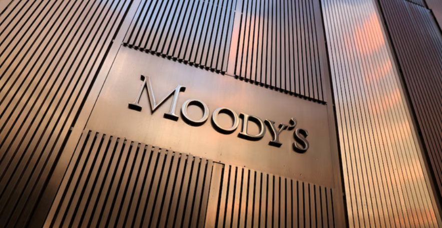 Por el acuerdo con el FMI y el desarme del cepo, Moody’s subió la calificación de la deuda argentina, también cambió la perspectiva, de “positiva” a “estable”