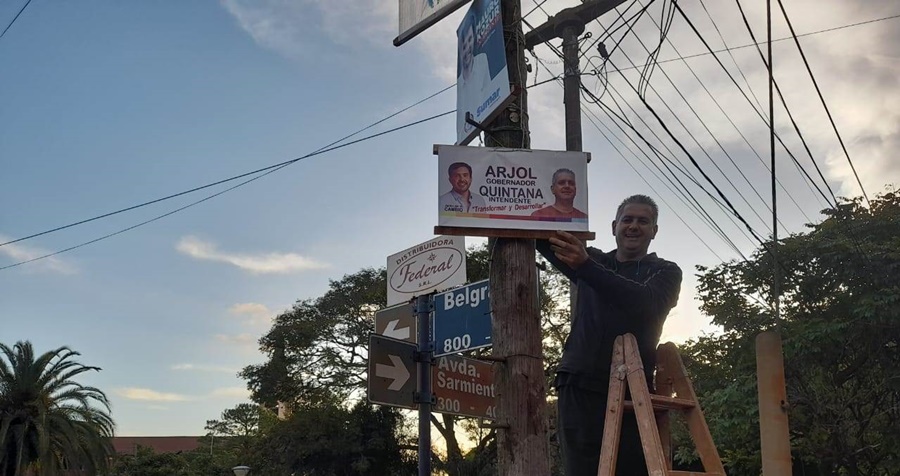 Apóstoles: Como lo había prometido en campaña, el ex candidato a Intendente Luis Quintana, horas después de los comicios comenzó a quitar la cartelería política de la vía pública, también el otro candidato del mismo frente Germán Ponce hizo lo mismo