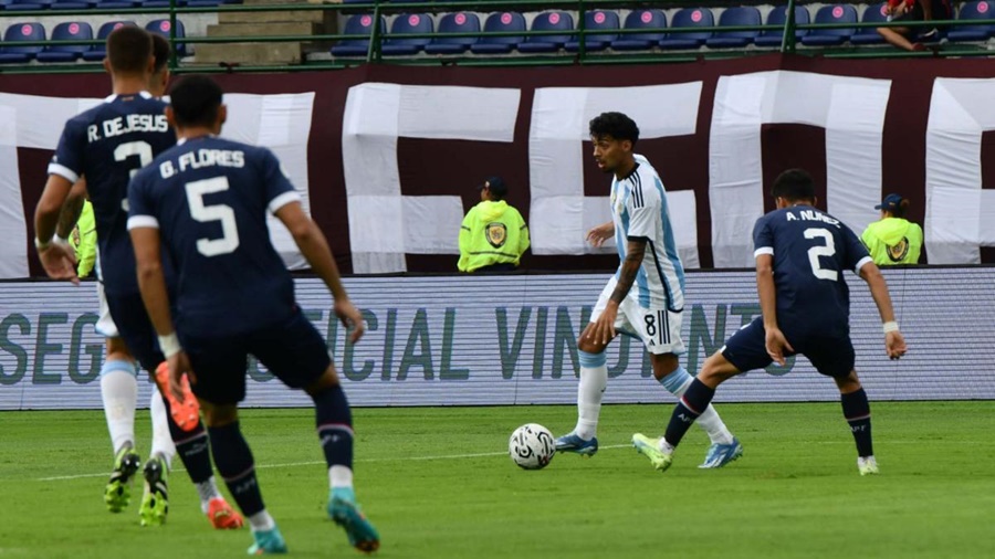 Preolímpico de fútbol: Argentina, con sufrimiento y en la última, le empató a Paraguay y aún sueña con París