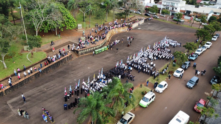 Apóstoles: Se realizó el acto del Día Mundial del Medio Ambiente, fue en la Plaza Manuel Belgrano, donde alumnos de los séptimos grados de la instituciones educativas realizaron la Promesa de Lealtad a la fecha conmemorativa