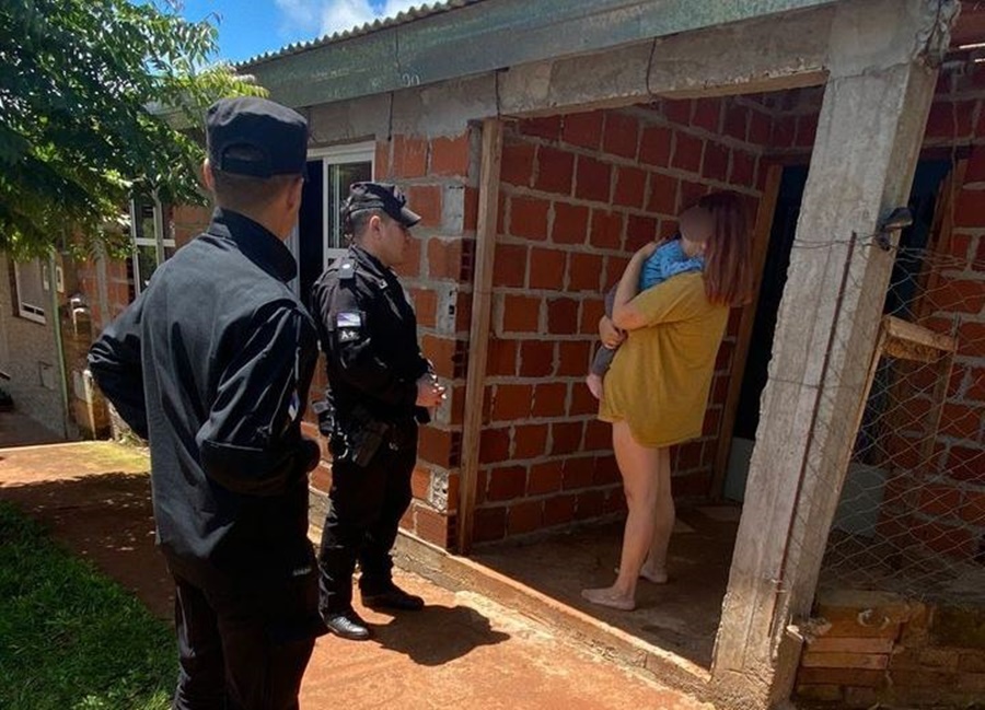 Apóstoles: Llegó con su bebé convulsionando a una Comisaría y los policías le realizaron los primeros auxilios