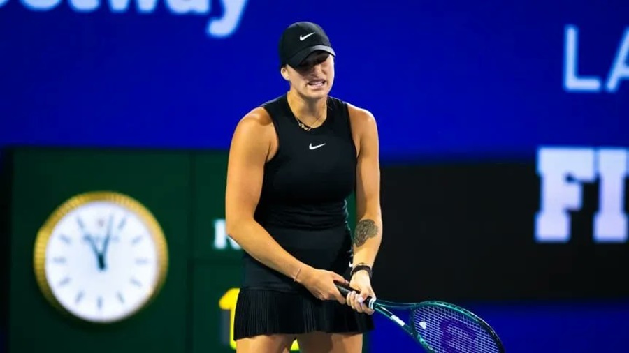 Tenis: A días de la muerte de su ex novio, la bielorrusa Aryna Sabalenka quedó eliminada de Miami y rompió su raqueta