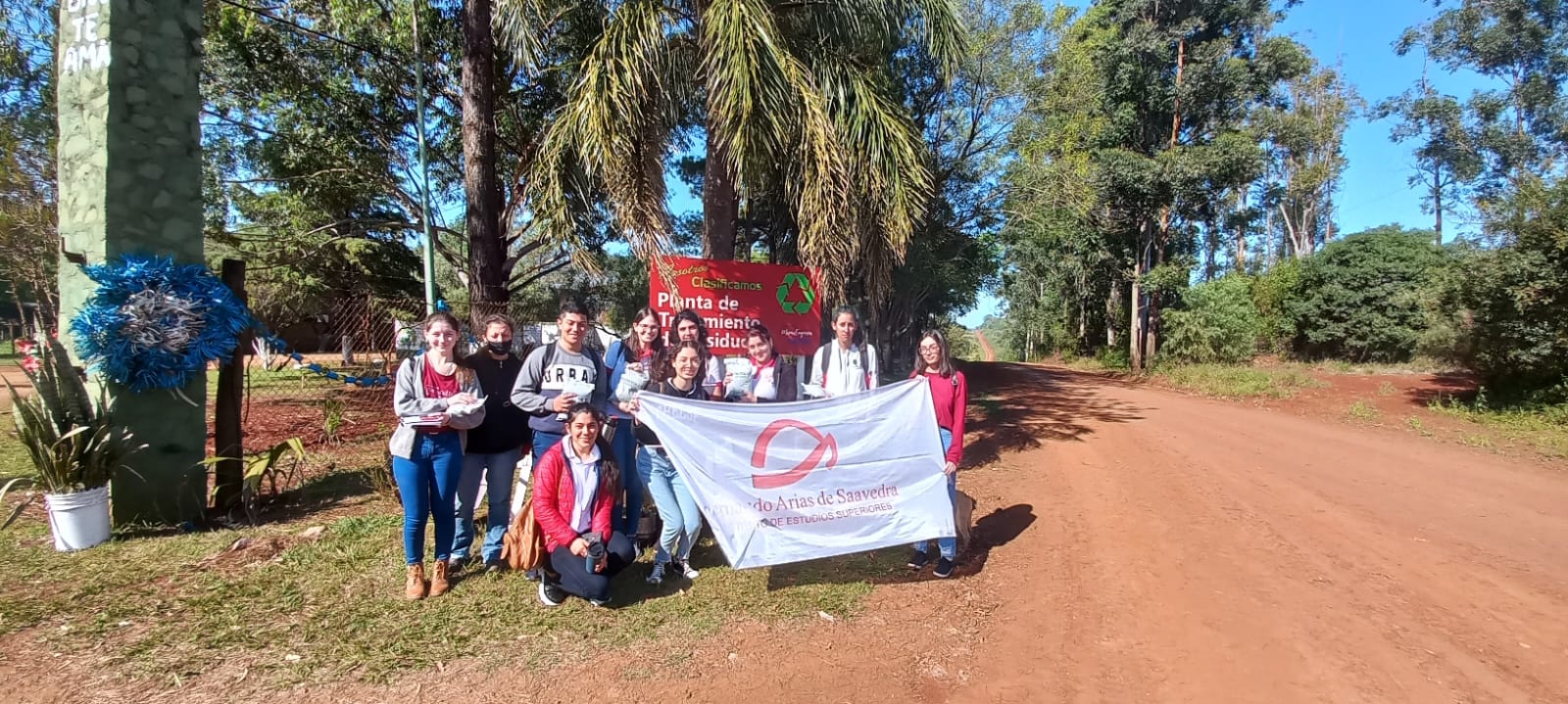 Apóstoles: Estudiantes del Profesorado en Biología y Tecnicatura en Gestión Ambiental del IESHAS sede local realizaron una visita técnica a la Planta de Reciclaje de Residuos