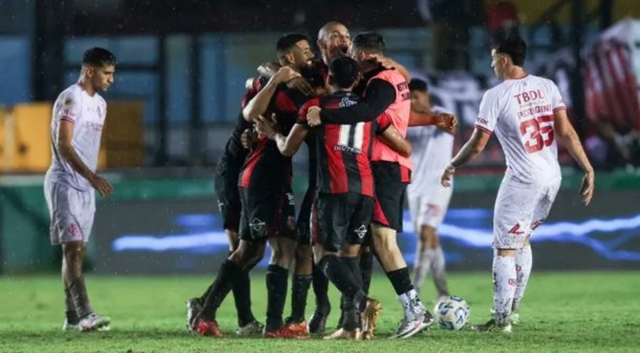 Bajo un diluvio, el "Dragón" se impuso 2 a 0 ante el "Guapo": Defensores de Belgrano dio el golpe y eliminó a Barracas Central de la Copa Argentina 2025