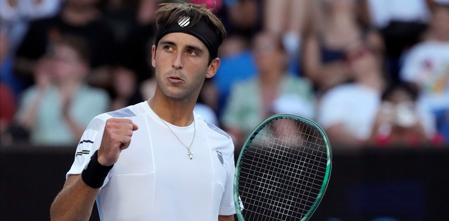 Tenis: El fantástico debut de Tomás Etcheverry en Australia, barrió a Andy Murray, quien anunció su probable despedida de Melbourne