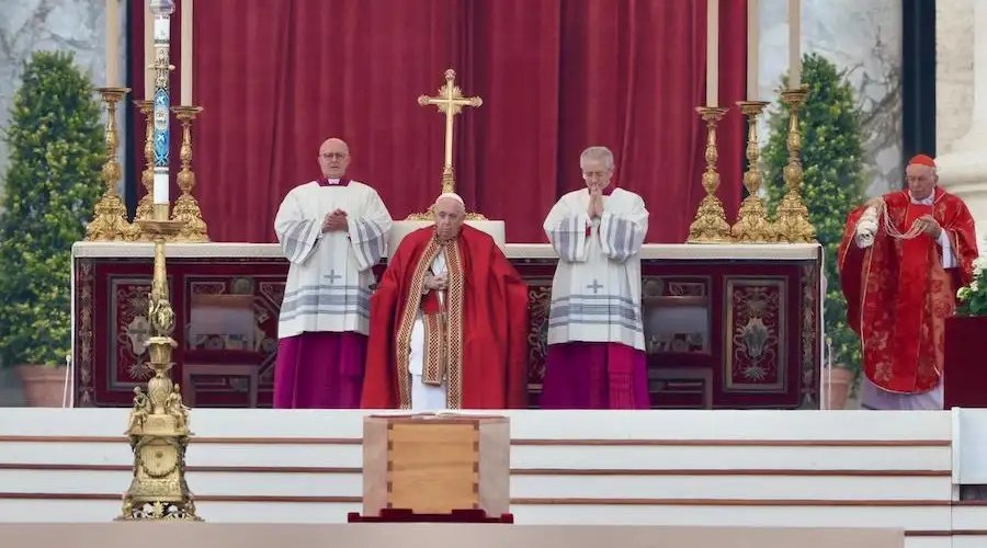 El Papa Francisco despide a Benedicto XVI con gratitud y esperanza en histórico funeral