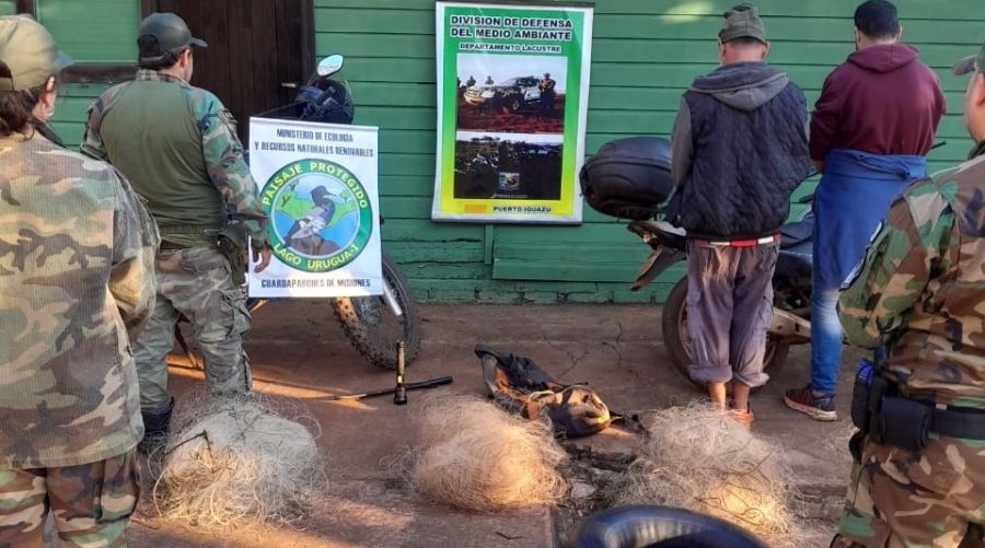Puerto Libertad: En un operativo realizado en el Área Protegida Lago Urugua-í, arrestan a dos individuos por pesca furtiva en área protegida y secuestran motocicleta y redes