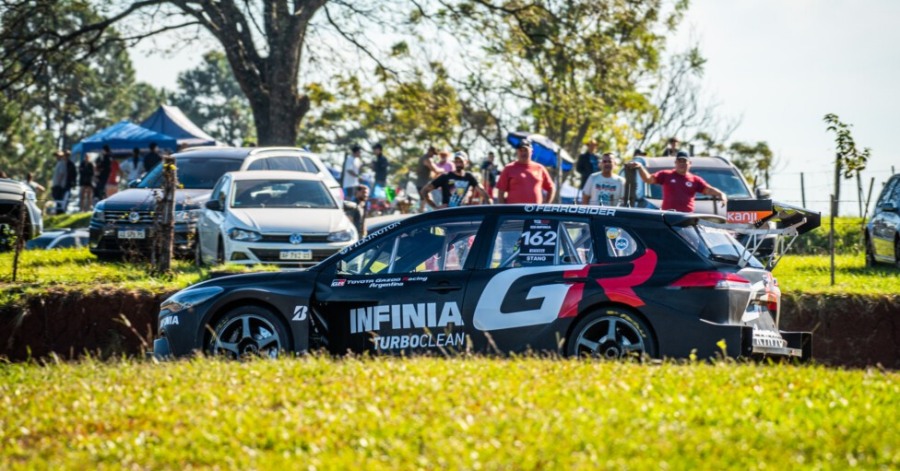 Oberá: Emiliano Stang del equipo oficial Toyota con el Corolla Cross es el primer ganador de la era SUV del TC2000