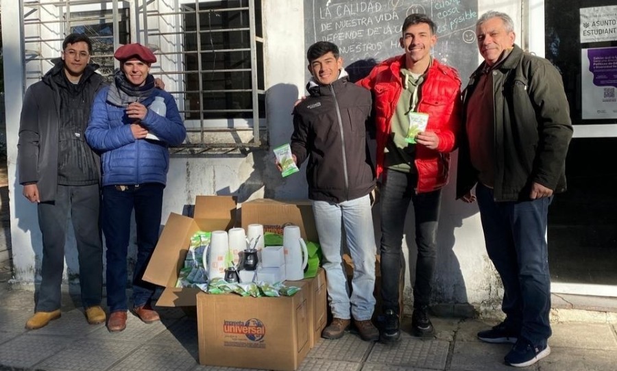 Equipos de mate y yerba mate para estudiantes de la UNNE