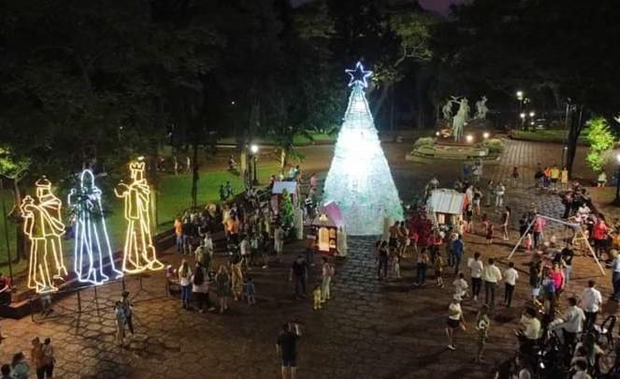 Apóstoles: En la Plaza San Martín ya brilla el Árbol Navideño