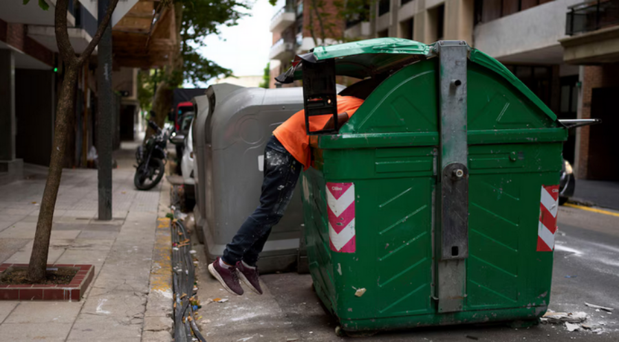 El Gobierno porteño aplicará multas de hasta 900 mil pesos a quienes revuelvan la basura en contendores y ensucien la vía pública