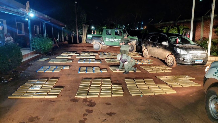 Dos individuos pretendieron evadir un control de Gendarmería utilizando un camino que no tenía salida, huyeron dejando atrás millonaria carga de marihuana