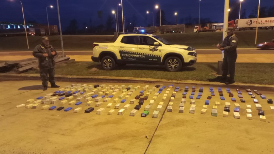 Ocultaron 190 teléfonos celulares sin aval aduanero en un transporte de pasajeros: Los dispositivos se encontraban acondicionados entre los paneles de la unidad