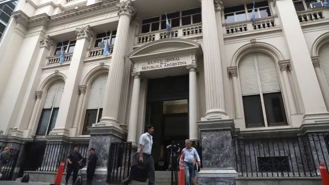 El Banco Central de la República Argentina tomó la decisión de devaluar 22% la moneda oficial y elevó el tipo de cambio oficial a los 350 pesos