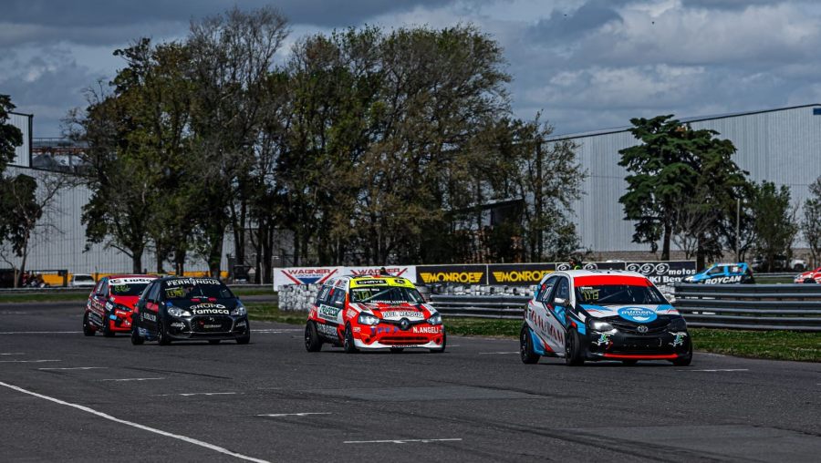 Turismo Pista: Luciano Viana venía dominando ampliamente, pero el Etios sufrió una rotura de semi eje y debió abandonar