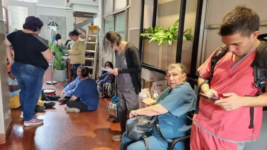 Posadas: Trabajadores de Salud Pública disconformes con el aumento firmado se manifiestan dentro del edificio del Ministerio por sus reclamos salariales