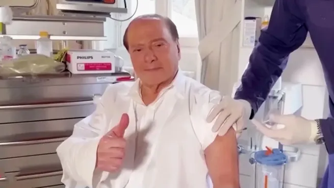 Berlusconi habló desde el Hospital, tiene 86 años: "Voy a superarlo", sufre una leucemia