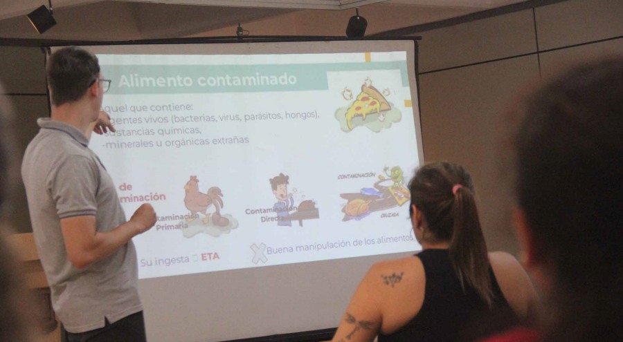 Posadas: Feriantes gastronómicos se capacitan para obtener el carnet de manipulación de alimentos