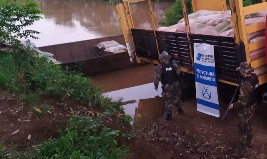Misiones: Prefectura Naval Argentina secuestró más de 10 toneladas de soja, descargaban bultos desde un camión hacia una embarcación en Río Uruguay