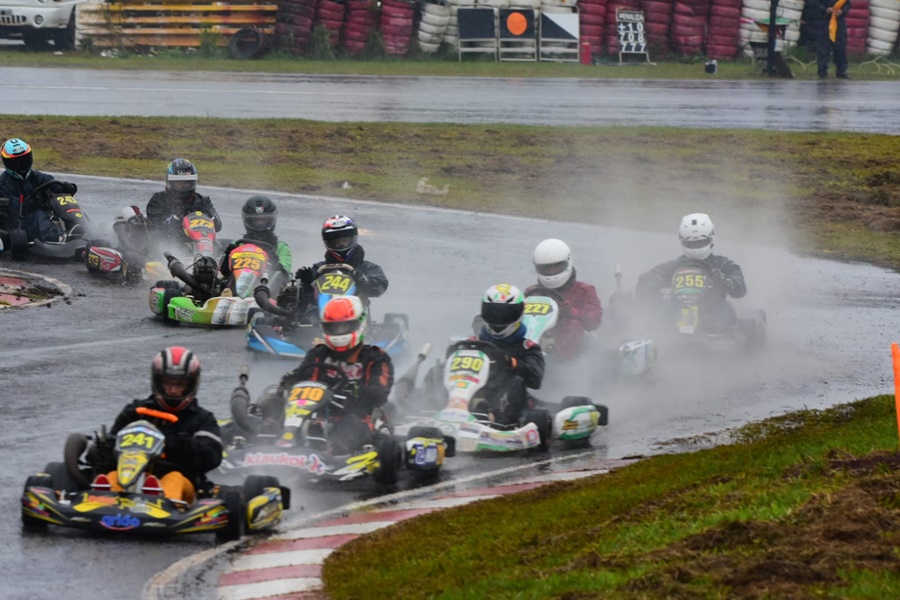 Campeonato Misionero de Karting: Los protagonistas brindaron un gran espectáculo y demostraron el nivel de pilotos de la tierra colorada para competir con piso mojado