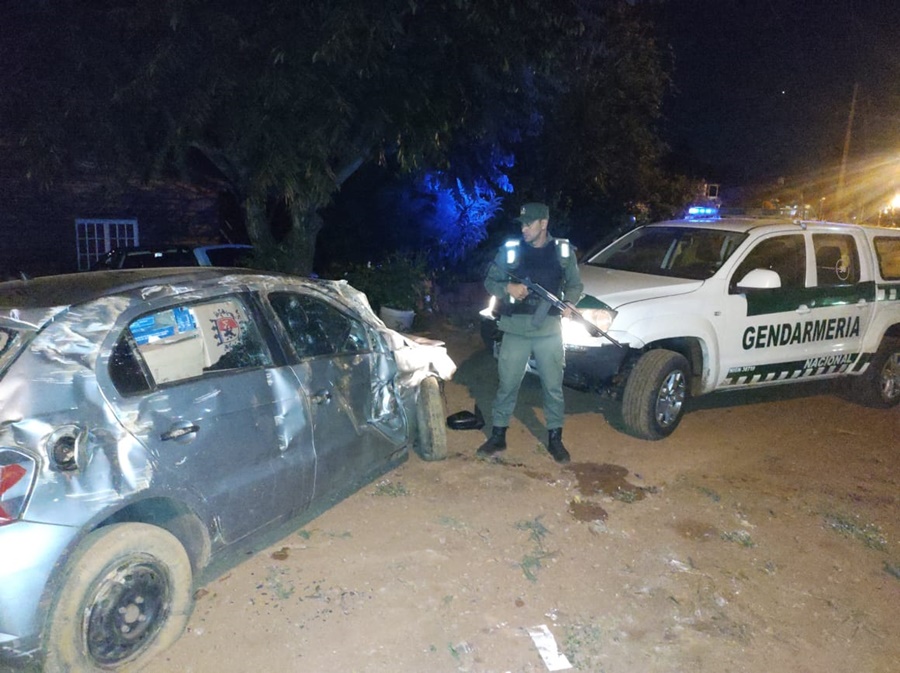 Misiones: Embiste el control de Gendarmería Nacional se da a la fuga, despistando sobre la Ruta Provincial N° 17 con 12.500 paquetes de cigarrillos de origen extranjero