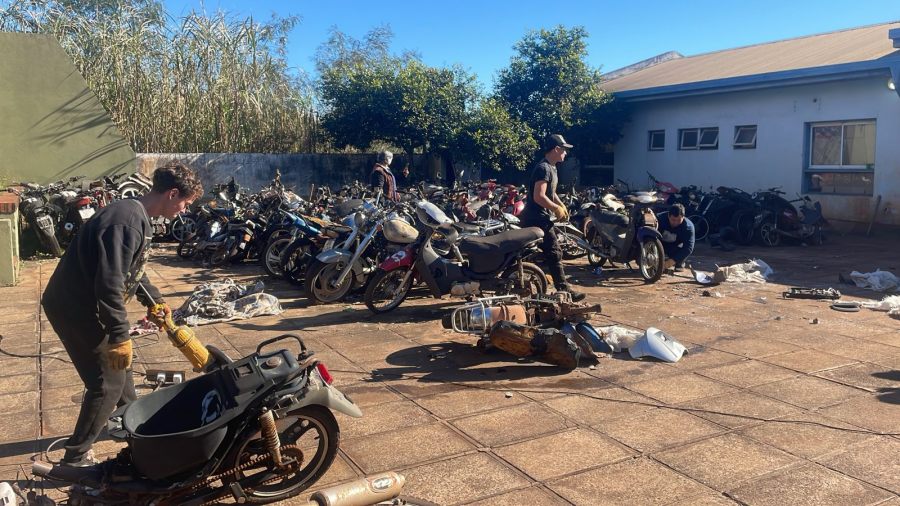Apóstoles: Operativo traslado de motocicletas y automóviles secuestrados por infracciones a las normas de tránsito, llevaban años almacenados e inutilizados, fueron sometidos a tareas de pesaje y desguace para su posterior compactación