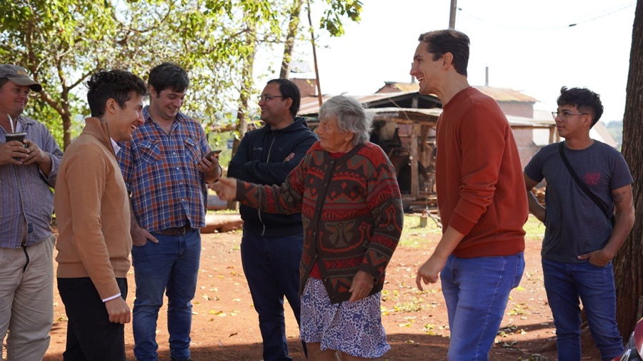Gastón Caballero continua su recorrida enfocada en escuchar a los vecinos de Apóstoles