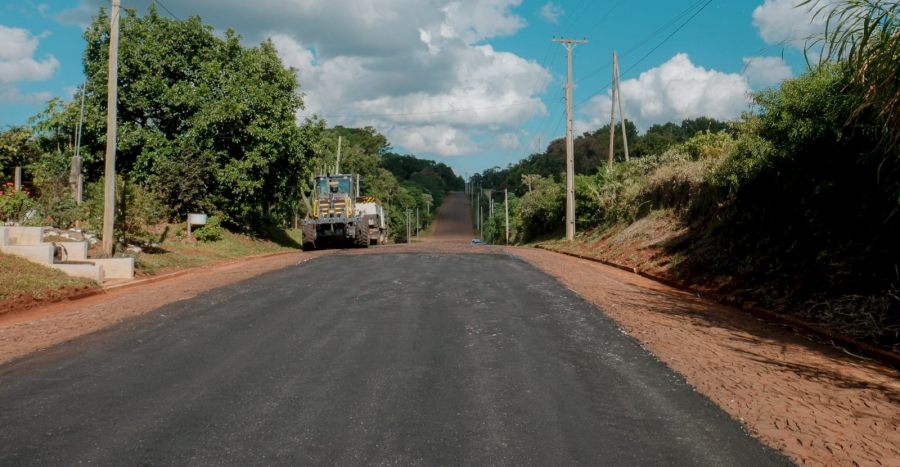 La Dirección Provincial de Vialidad, avanza el asfaltado de la Picada Sarmiento en el Municipio misionero de Guaraní