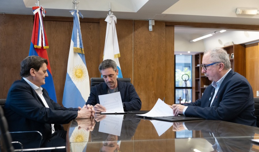 El Gobernador de Misiones Hugo Passalacqua firmó en C.A.B.A., un convenio con el CFI, también participó el Ministro Adolfo Safrán y además se reunión con el Presidente de YPF